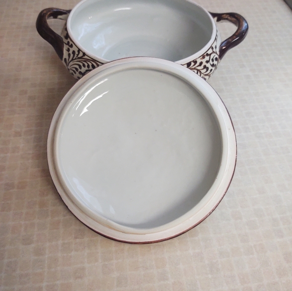 HAND PAINTED CERAMIC COVERED BOWL WITH HANDLES, BROWN ON IVORY - Picture 5 of 7